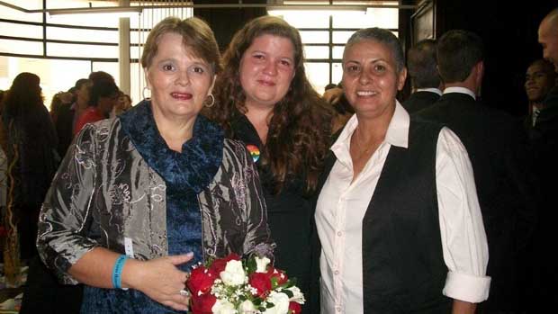 Kátia Passos (com sua filha) e Maria Suely Couto durante o primeiro casamento coletivo gay do Brasil, Rio de Janeiro