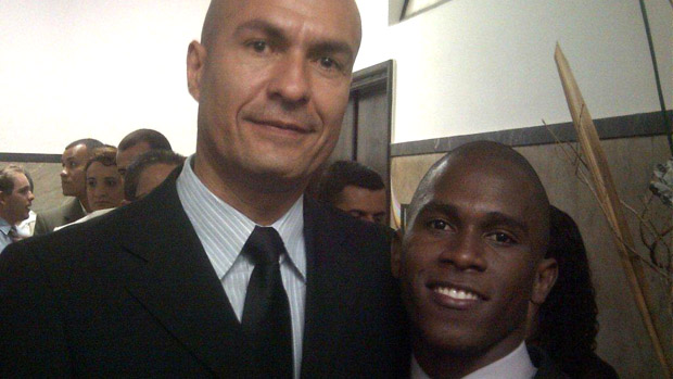 Luiz Carlos da Silva e Adilson Silva durante o primeiro casamento coletivo gay do Brasil, Rio de Janeiro