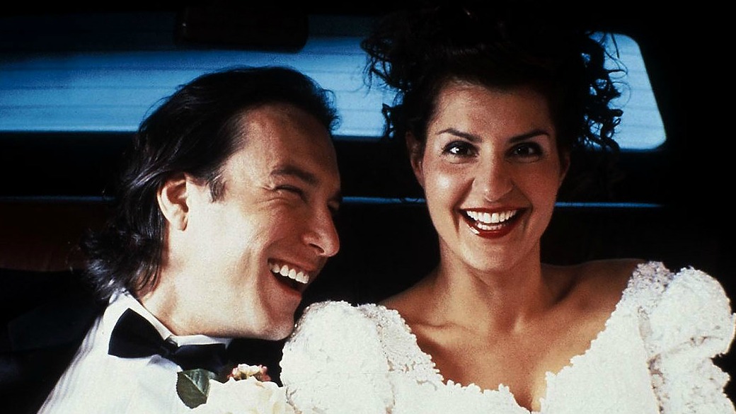 John Corbett e Nia Vardalos, como Ian Miller e Toula Portokalos, em Casamento Grego, de 2002.