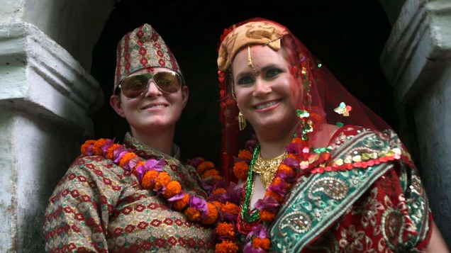 Casal lésbico após cerimônia de casamento na cidade de Katmandu, Nepal. O casal americano é o primeiro do mesmo sexo a promover uma cerimônia de casamento pública em um tradicional templo hindu