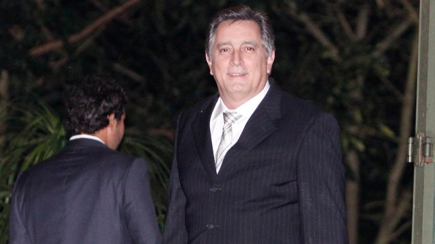 O ator Eduardo Galvão, ex-Malhação, no casamento de Luana Piovani e Pedro Scooby