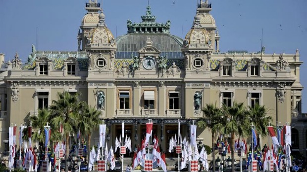 Bandeiras monegascas e sul-africanas espalhadas por Mônaco anunciam o enlace real