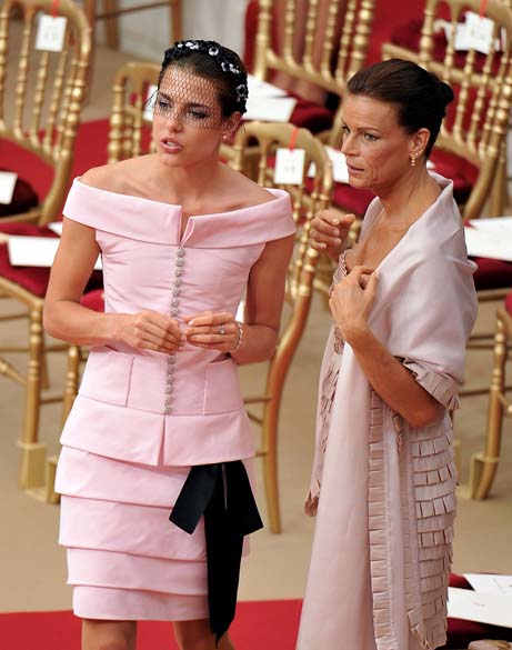A princesa Charlotte Casiraghi e a princesa Stephanie de Mônaco, durante a cerimônia religiosa do casamento real do príncipe Albert II e princesa Charlene de Mônaco, no pátio principal no Palácio do Príncipe