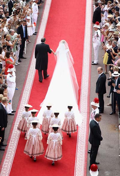 A princesa Charlene de Mônaco chega acompanhada de seu pai, Michael Wittstock, no pátio principal do Palácio do Príncipe, em Mônaco