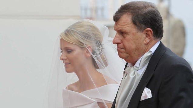 A princesa Charlene de Mônaco chega acompanhada de seu pai, Michael Wittstock, no pátio principal do Palácio do Príncipe, em Mônaco