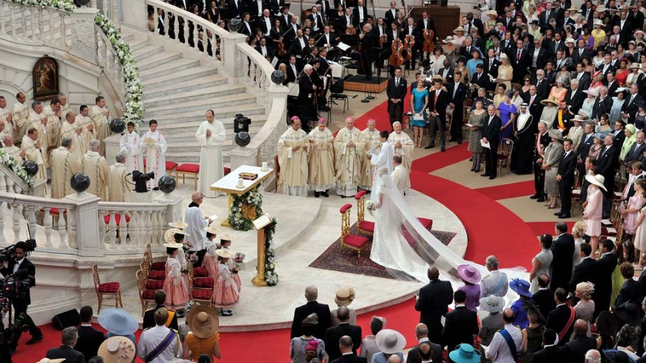 Príncipe Albert II e princesa Charlene de Mônaco, no altar durante o casamento religioso no pátio principal do Palácio do Príncipe, em Mônaco
