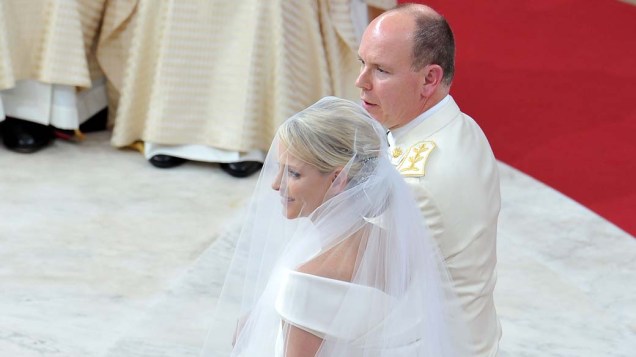 Príncipe Albert II e princesa Charlene de Mônaco, no altar durante o casamento religioso no pátio principal do Palácio do Príncipe, em Mônaco