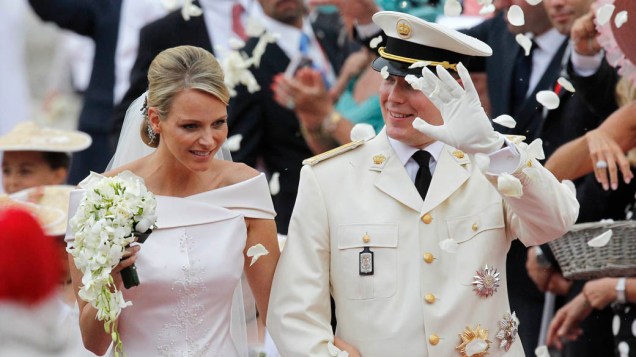 Princesa Charlene e o príncipe Albert II após a cerimônia de casamento religioso no Palácio do Príncipe, Mônaco