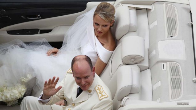 Princesa Charlene e o príncipe Albert II após a cerimônia de casamento religioso no Palácio do Príncipe, Mônaco