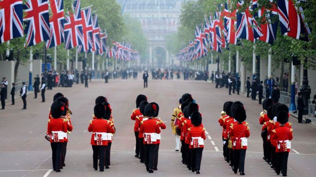 Banda militar desfila pelo The Mall em Londres antes do casamento real