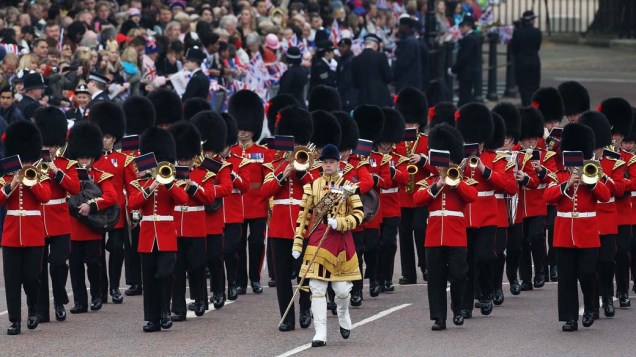 Banda militar desfila pelo The Mall em Londres antes do casamento real