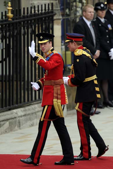 Príncipe William chegando na Abadia de Westminster com seu irmão, príncipe Harry
