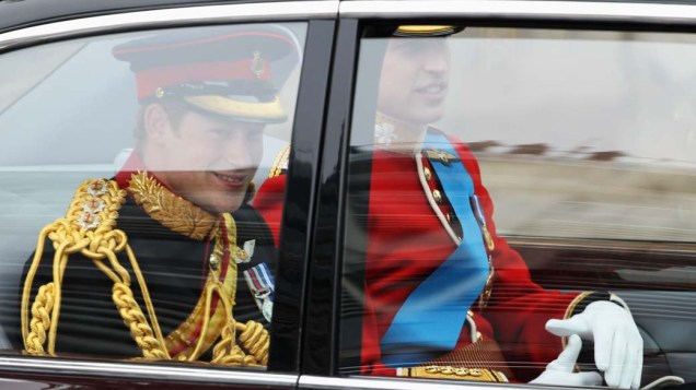 Príncipe William indo para a Abadia de Westminster com seu irmão, príncipe Harry