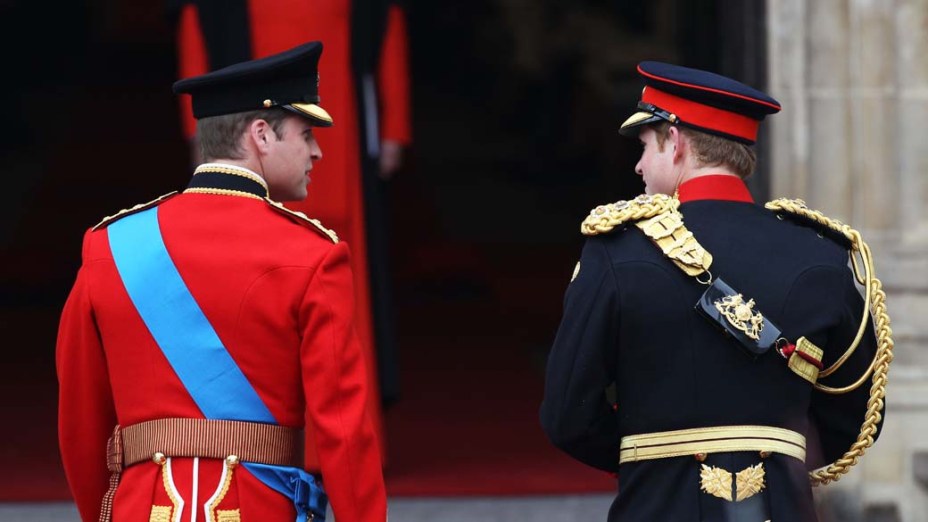 Príncipe William chegando na Abadia de Westminster com seu irmão, príncipe Harry