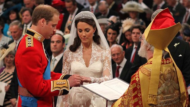 Príncipe William e Kate Middleton trocam alianças durante cerimônia