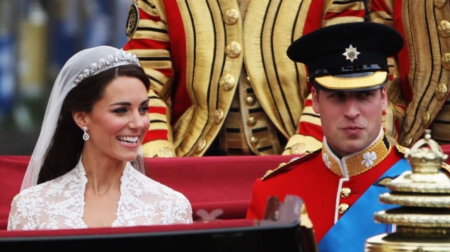 Príncipe William e Kate Middleton cumprimenta os britânicos em passeio de carruagem entre a Abadia de Westminster e o Palácio de Buckingham