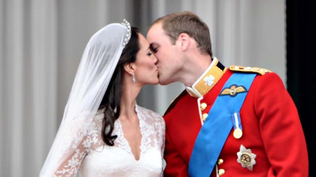 Príncipe William e Kate Middleton se beijam no balcão do Palácio de Buckingham