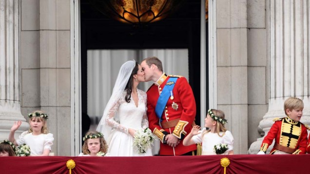Príncipe William e Kate Middleton se beijam no balcão do Palácio de Buckingham