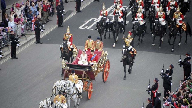 Príncipe William e Kate Middleton cumprimenta os britânicos em passeio de carruagem entre a Abadia de Westminster e o Palácio de Buckingham