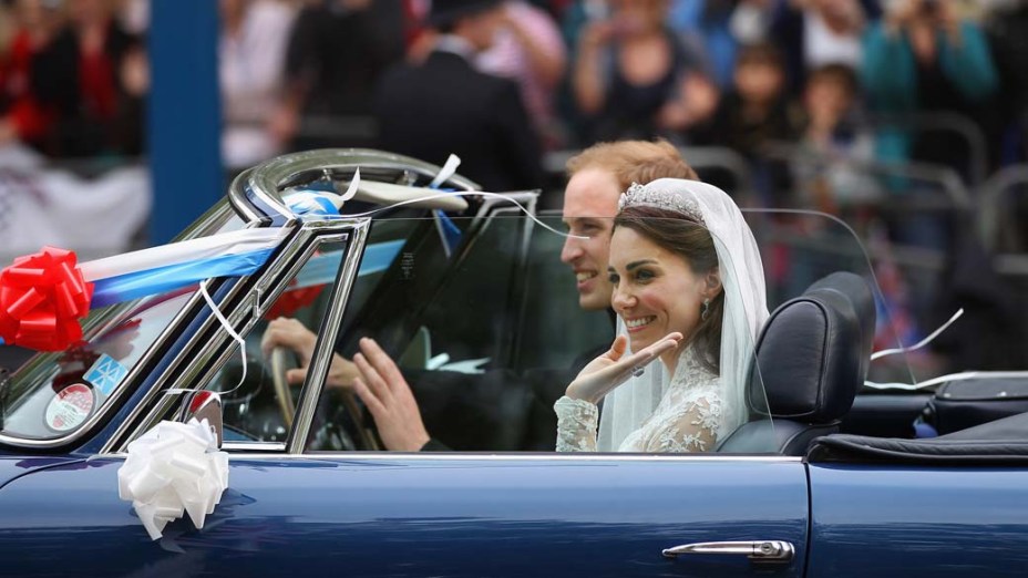 Príncipe William, duque de Cambridge e Catherine, duquesa de Cambridge, saindo do Palácio de Buckingham, Londres
