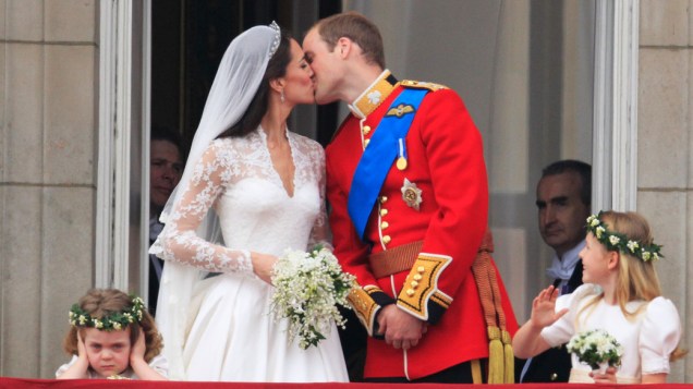 Grace van Cutsem ao lado de Catherine Middleton e príncipe William, durante o beijo na sacada do Palácio de Buckingham