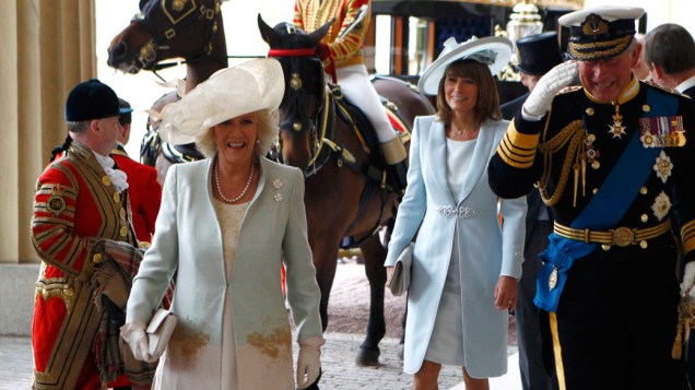 Príncipe Charles, pai de William, chega com sua mulher e a mãe de Kate ao Palácio de Buckingham, após a cerimônia de casamento