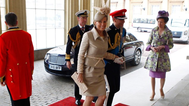 Princesa Sophie e o marido chegam ao Palácio de Buckingham após a cerimônia de casamento
