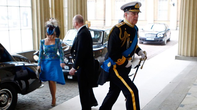 O príncipe Andrew e sua filha Eugênia chegam ao Palácio de Buckingham após a cerimônia de casamento