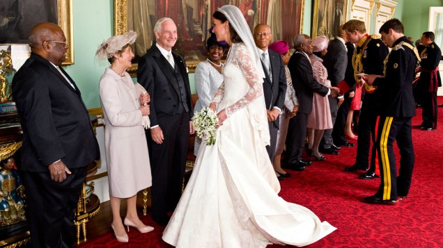 Kate conversa com a mulher do governador-geral do Canadá, Sharon Johnston, durante recepção no Palácio de Buckingham
