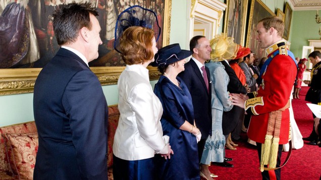 Príncipe William conversa com o primeiro-ministro da Nova Zelândia, John Key, após a cerimônia de casamento