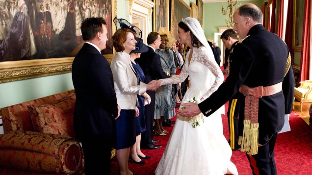 Kate cumprimenta a primeira-ministra australiana, Julia Gillard, durante recepção no Palácio de Buckingham, após a cerimônia de casamento