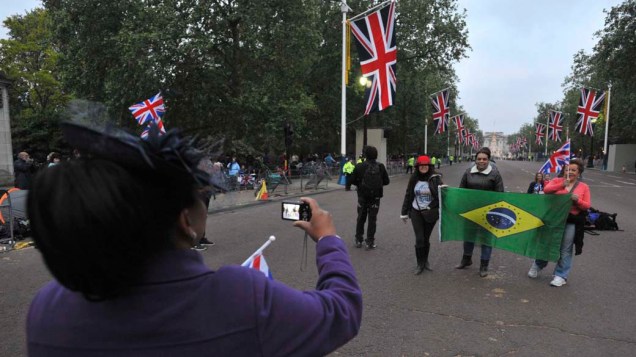 Público brasileiro pelas ruas de Londres acompanha o casamento do príncipe William com Kate Middleton