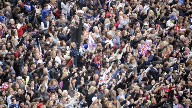 Público pelas ruas de Londres acompanha o casamento do príncipe William com Kate Middleton