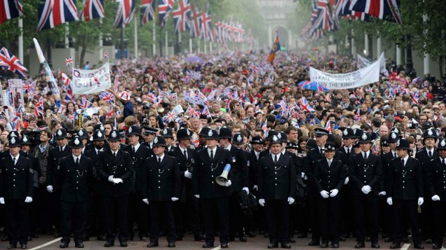 Em Londres, polícia controla multidão