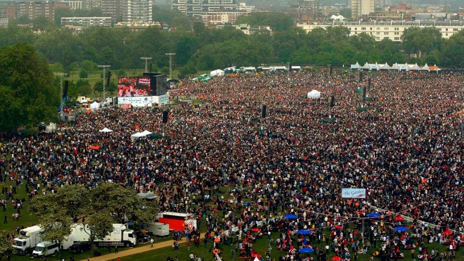 Multidão reunida no Hyde Park para assistir ao casamento real