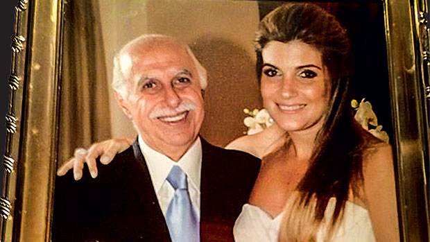 Porta-retrato com foto do casamento de Abdelmassih com a ex-procuradora Larissa encontrado em uma das fazendas do médico em Avaré
