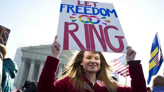 Apoiadora do casamento gay em frente à Suprema Corte dos EUA. No cartaz, a frase: “deixe a liberdade ressoar”, em uma brincadeira com a palavra ‘ring’, que também significa anel, aliança