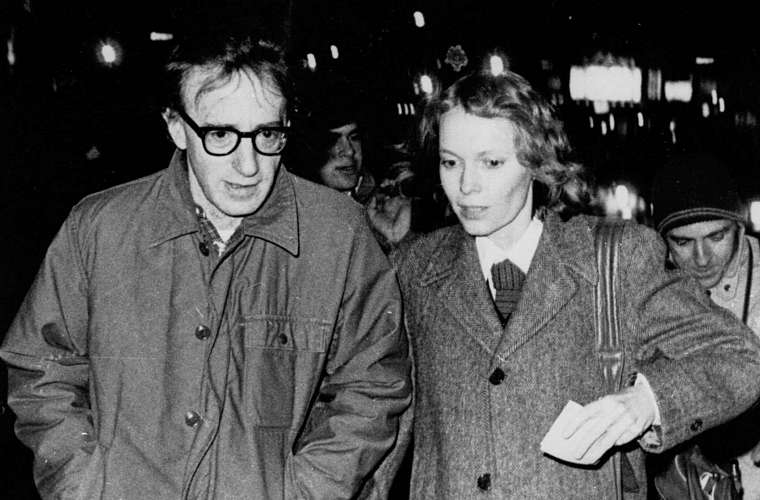 Woody Allen e Mia Farrow, em 1984. O cineasta a deixou para ficar com a filha adotiva da atriz.