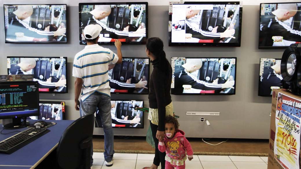 Venda de televisores nas Casas Bahia, em São Paulo
