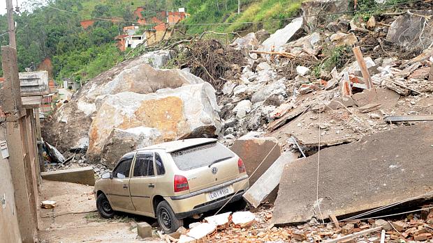 Casas e carros foram atingidos pelos deslizamentos em Nova Friburgo, na Região Serrana