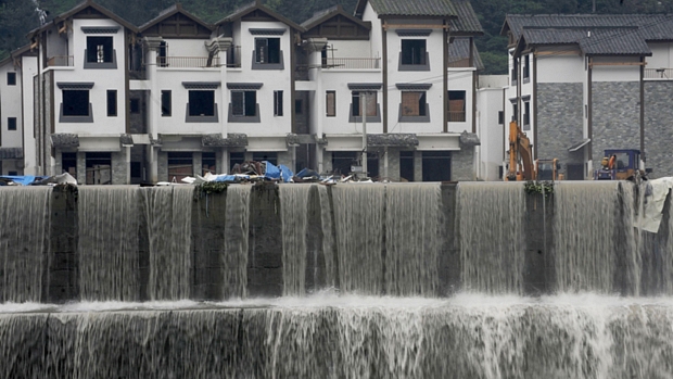 Casas recém-construídas após inundação na província de Sichuan, na China
