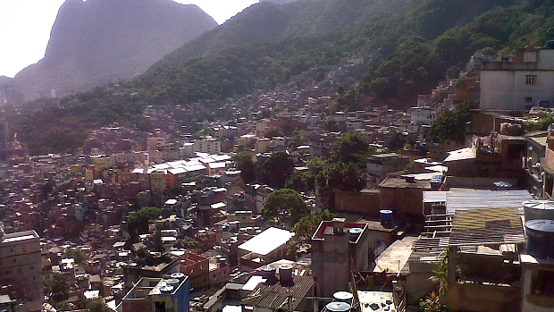 Casas localizadas no alto da Rocinha