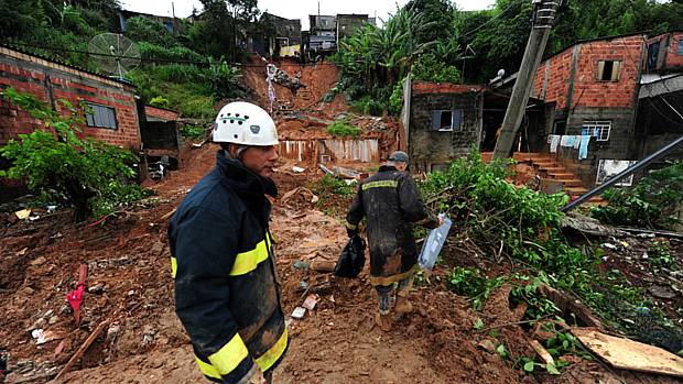 Casas soterradas por deslizamento em São José dos Campos, no interior de São Paulo