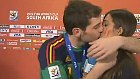 Casillas beija a namorada Sara Carbonero em meio à sua entrevista depois da final da Copa de 2010