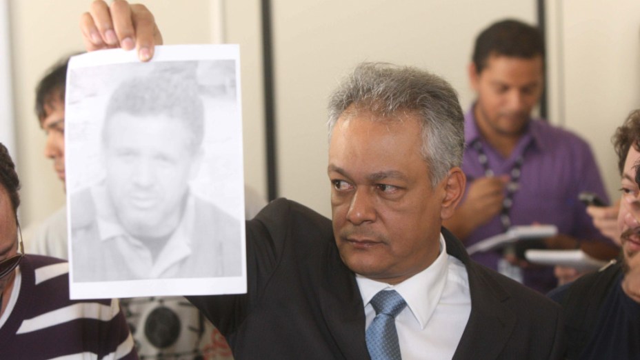 O chefe do Departamento de Investigações da polícia mineira, Edson Moreira, mostra a foto do ex-policial Marco Antônio Aparecido dos Santos, acusado de estrangular Eliza Samudio.