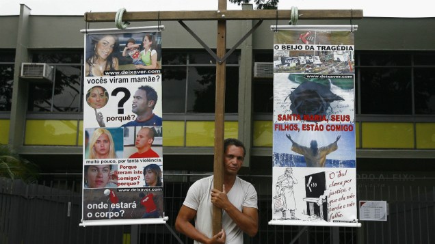 Caso Bruno - Publicitário André Luiz dos Santos faz protesto em frente ao Fórum de Contagem (MG)