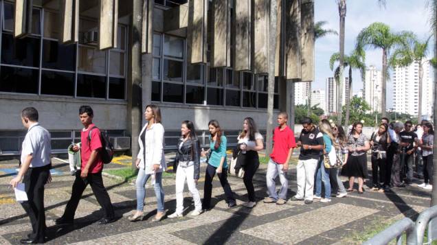 Ouvintes na entrada do Fórum para o terceiro dia de julgamento de Lindemberg Alves Fernandes Ouvintes na entrada do Fórum para o terceiro dia de julgamento de Lindemberg Alves Fernandes
