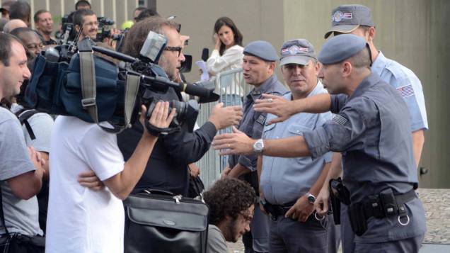 Policiais conversam com jornalista durante a chegada de Lindemberg Alves Fernandes, acusado de matar a ex-namorada Eloá Pimentel, em 2008, no fórum de Santo André (Grande São Paulo) Policiais conversam com jornalista durante a chegada de Lindemberg Alves Fernandes, acusado de matar a ex-namorada Eloá Pimentel, em 2008, no fórum de Santo André (Grande São Paulo)