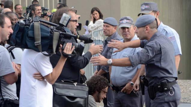 Policiais conversam com jornalista durante a chegada de Lindemberg Alves Fernandes, acusado de matar a ex-namorada Eloá Pimentel, em 2008, no fórum de Santo André (Grande São Paulo)