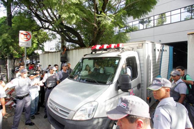 Comboio da polícia conduz, em veículos separados, Anna Carolina Jatobá e Alexandre Nardoni ao Fórum de Santana, na zona norte de São Paulo.